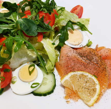 Bäckerei Knuspereck, Stephansposching, Café, Brotzeit, Frühstück, Brot, Breze, Kuchen, Torte, Kaffee trinken, Frühstücken, Plattling, Stephansposching, Irlbach, Straßkirchen, Bäcker, Handwerk, frisches, Salat mit Lachs, Salatteller, Essen gehen