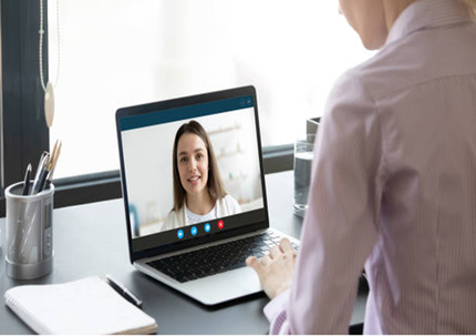 Femme en télétravail participant à une séance d'accompagnement en visioconférence