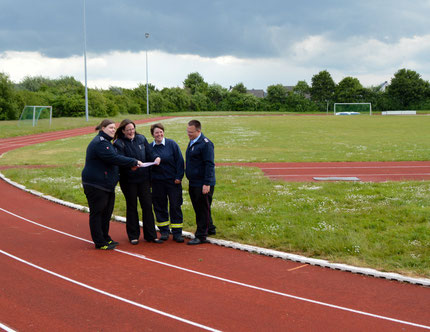 Das Organisationsteam mit Meike Fedortschenko, Barbara Balke und Andrea Behme (von links) sowie Simon Jahns bei der Platzbesichtigung der Kreissportanlage in Vechelde.
