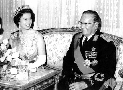 Le maréchal Tito, grand dirigeant communiste de la Yougoslavie jusqu'à sa mort, en 1980, ici avec Elisabeth II