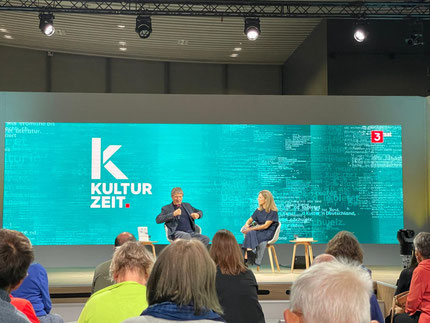 Harald Jähner im Gespräch mit der Kulturzeit-Moderatorin Ariane Binder auf der Literatur-Bühne von ARD, ZDF und 3sat