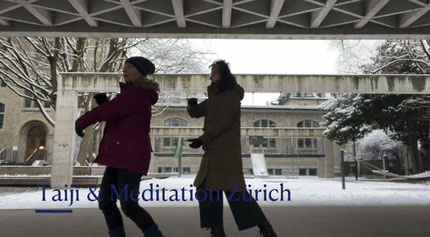 Zwei Frauen trainieren die Taiji-Kurzform im Schnee