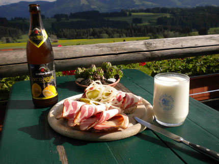 Jause auf der Hochalm.... übrigens meine Buttermilch heißt BIER!