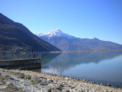 Blick vom Lago di Mezzola in die schneebedeckten Berge