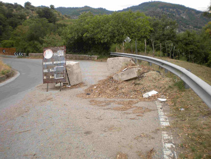 übliche Art der Kennzeichnung von Straßensperren