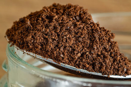 borra de café, pozo de cafe, cafe como fertilizante, cafe para el cuidado de la piel, café molido, usos del cafe