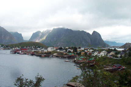 Der Ort Reine auf der Insel Moskenesøy (Lofoten) in landschaftlich schöner Umgebung