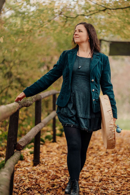 jenniferstrauch-diestrauchhexe-wilewandlungswege-hexedeslandes-meinhexenweg-schamanismus-lebensweg-sinndeslebens