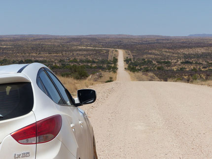 Auf der unbefestigten Strasse von Windhoek zur ersten Lodge Namibgrens