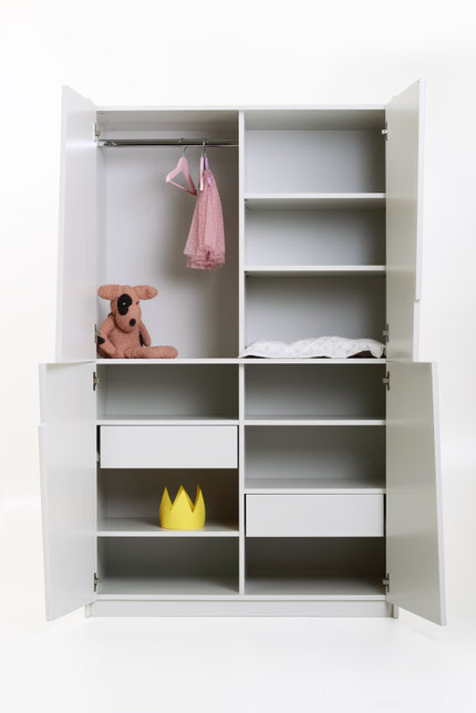 Im Kinderzimmer genügt in der Regel ein Schrank mit kleiner Kleiderstange, hierdurch bekommt man mehr Stauraum.
