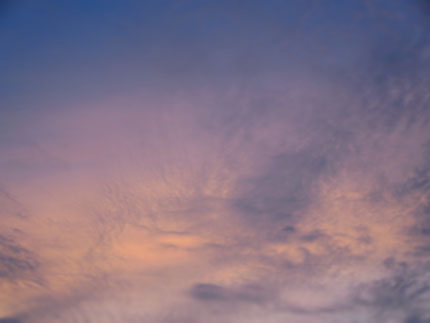 これは夕方の空。少し雲が出て来て、色が微妙に少しずつ重なり合って光る様子がとてもきれいでした。