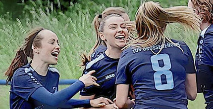 Der Zug hat keine Bremse: (v.l.) Lea Eckhardt, Alina Diehl und Lena Eckhardt (Nummer 8) feiern den Klassenerhalt mit dem TuS Viktoria Großenenglis. © Foto: Richard Kasiewicz
