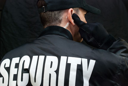 Sicherheitsmitarbeiter mit SECURITY auf dem Rücken | Bild zum Lehrgang 34aPlus 