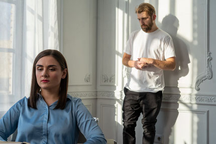 couple dans le salon dispute gestalt-thérapie