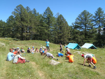 Gruppe bei einem Zeltlager in den Bergen - gerne begleiten wir Sie in Ihr Klassenlager, egal in welcher Region -  mit oder ohne Programme von Erlebnisfahrten