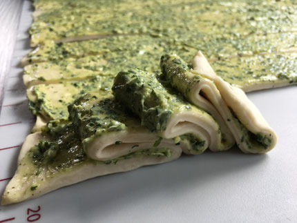 Hefeteig mit Kräuterbutter in Falten gelegt