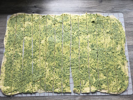 Faltenbrot ausgerollt und mit Butter bestrichen
