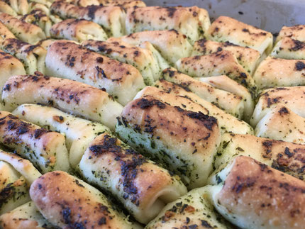 Kräuterbutter - Faltenbrot fertig gebacken in der Backform Ofenhexe
