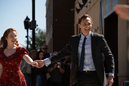Et soudain en pleine rue, Charles Krantz (Tom Hiddleston), comptable dans une banque, laisse son attaché-case et invite une jeune femme à danser (©Neon Films/Nour Distribution).
