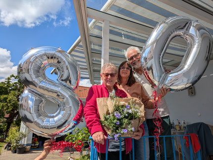 Marlene erhält die Glückwünsche der Boule-Abteilung von Christine und Christoph