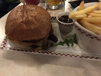 Kullman´s Grill & Diner Burger (Black Angus Patty auf Sesam Bun mit gegrillten Zwiebeln, Bacon, Champignons, Rucola und Honey Mustard Sauce)