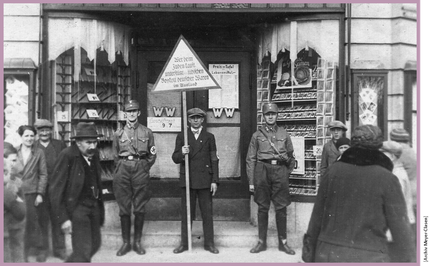 Im Züge des antisemitischen ‚Boykotts‘ jüdischer Geschäfte positionierten sich am 1. April 1933 SA-Männer vor dem Kaufhaus und verhinderten so den Geschäftsbetrieb.
