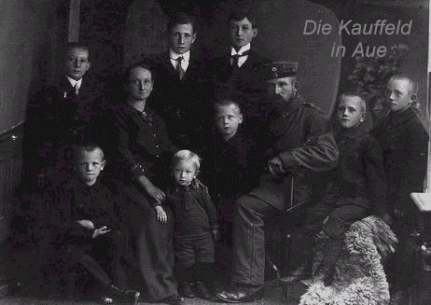 Familie Wilhelm Georg Kauffeld mit ihren acht Kinder um 1917