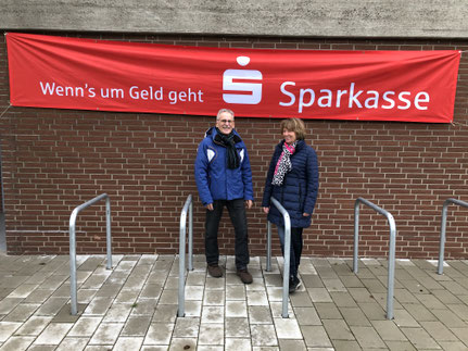 Günter und Irene Burgdorf kamen bei ihrer Tour durchs Dorf an der Sporthalle vorbei.