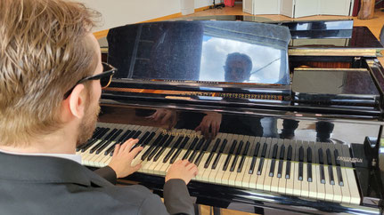 Niklas am Bösendorfer Flügel im Kurhaus Hinterzarten