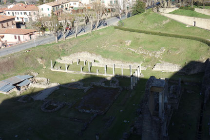 Ein römisches Theater, das man von der Stadtmauer aus betrachten kann, gibt es auch!