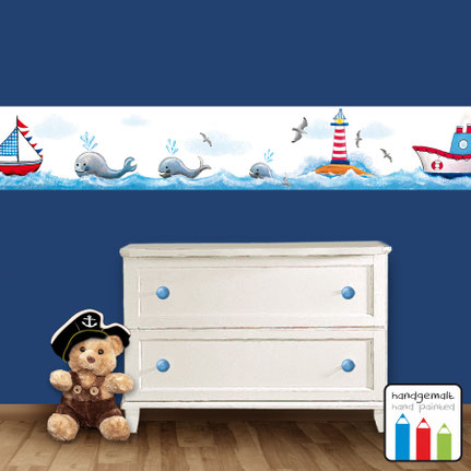 Vlies Bordüre: maritime Wandbordüre für Kinder - Wale, Leuchtturm, Segelboot und Schiff auf blauem Meer mit Möwen - handgemalte Motive