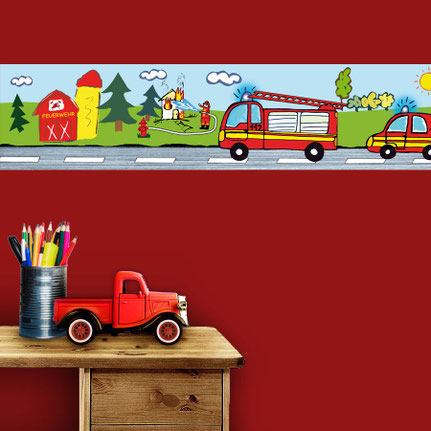 Vlies Bordüre für Kinder: mit verschiedenen Feuerwehrautos auf der Straße, Feuerwehrgerätehaus, ein brennendes Haus wird gelöscht, grüne Wiese, Bäume, blauer Himmel, Sonne und Wolken