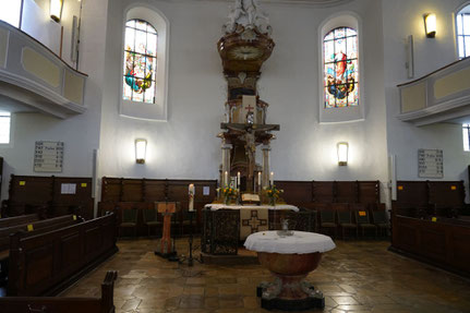 Stadtkirche Aalen - Taufstein, Altar und Kanzel