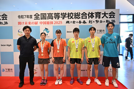 男女ダブルス優勝ペアと監督©Rallys/ONDA