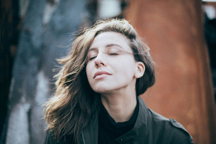 Frau beim Meditieren - mental gesund dank Meditation