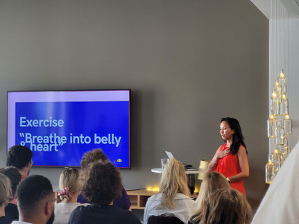 Anna Morf bei einem Referat bei einer grossen Firma zum Thema Mindfulness, Meditation und mentale Gesundheit.