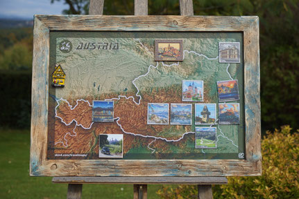 Kreative Landkarte von Österreich auf der auch Kühlschrankmagneten haften.