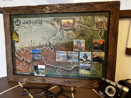 Kreative Landkarte von Österreich auf der auch Kühlschrankmagneten haften.