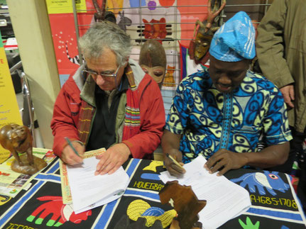 22 novembre 2014 : signature de la convention pour le projet du cybercentre entre Pierre-Marie Binet, président de Grand-Lieu/Nokoué, et André Todjé, président de GSADE-ONG