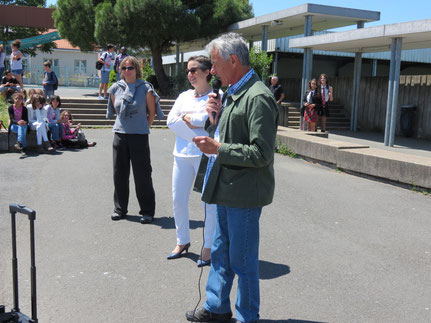 Le président de l'association remercient les élèves pour leur implication.