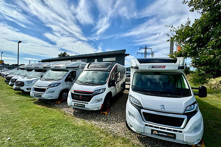  Geparkte Wohnmobile vor dem Gebäude von Camperwelt Fischer in Celle.