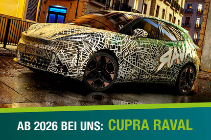 Der CUPRA Raval vor einer Stadtkulisse.