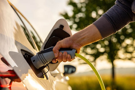 Elektroauto wird an Ladestation aufgeladen.