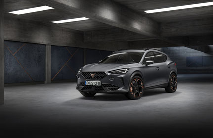 Ein CUPRA-Auto vor schwarzem Hintergrund.