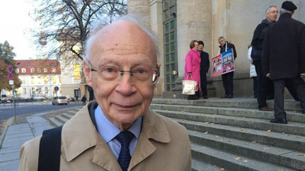 Prof. Dr. Dr. h.c. Hans Joachim Meyer nimmt an der Protestwache teil.