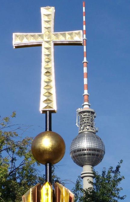 Kreuze auf den Kuppeln des Evangelischen Doms, auf Ulbrichts Telespargel