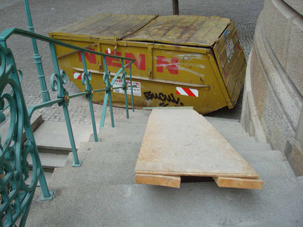 Die denkmalgeschützt Innengestaltung der Hedwigskathedrale wird vom Erzbistum Berlin im Schuttcontainer entsorgt _Foto: Manfred Kuntze