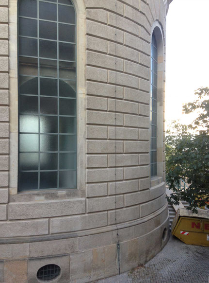 Die farbige Glasgestaltung der großen Kirchenfenster des Aachener Künstlers Anton Wendling sind entfernt worden und der Schuttcontainer steht für die Entsorgung der zerstörten denkmalgeschützten Originalsubstanz im Auftrag des Erzbistums Berlin bereit.