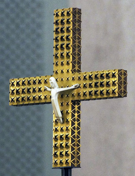 Altarkreuz in seitlicher Detailansicht _ Foto: Hubertus Konitz