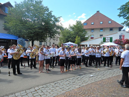 A Bonndorf (fête du château) : nouvelle aubade commune, la Stadtmusik de Bonndorf et la Balnéenne - Harmonie du Val de Vôge.